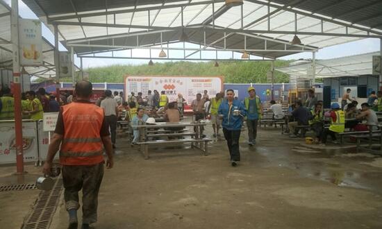 工地飯?zhí)贸邪? />
</p>
<p>
	每天做兩餐，20塊一天，一年除去節(jié)假日算300天，假設(shè)300個(gè)人一定會(huì)去吃飯，這樣你在這300個(gè)人中可以得到180萬(wàn)的總銷售額。這是一個(gè)總數(shù)，成本可根據(jù)自身情況，及當(dāng)?shù)夭少?gòu)物價(jià)，資金計(jì)算出大概，就知道有多少利潤(rùn)空間了。
</p>			</div>
			<!-- /content -->
			<div   id=