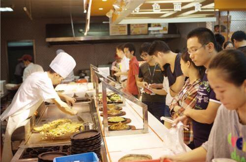 廣州珠江新城上班的白領(lǐng)們是如何解決午飯問(wèn)題的？